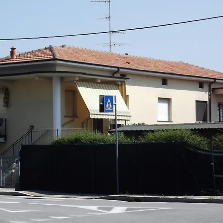 Vakantiehuis Yellow House Cir 12040 Cassano Magnago